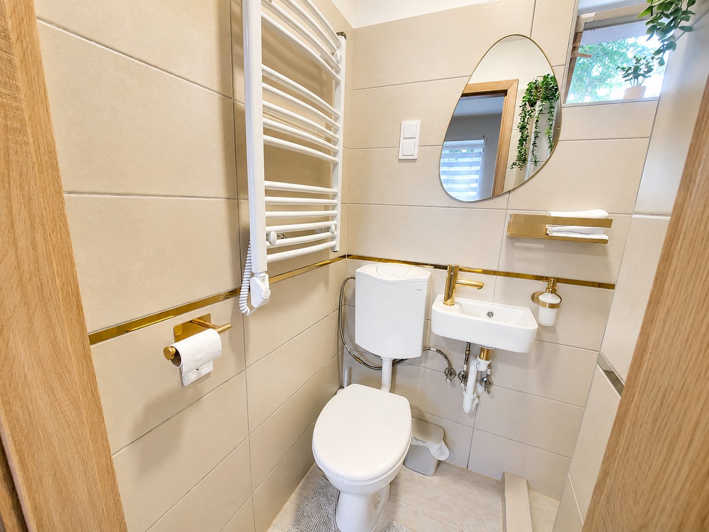 Minilux Vendégház külön WC arany részletekkel